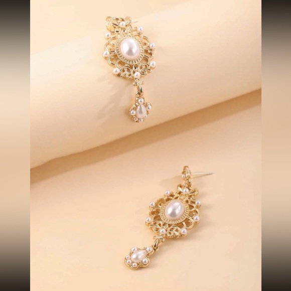 3/$18 Vintage earrings - Picture 3 of 4